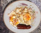 Foto del paso 6 de la receta Huevos fritos con tocino de jamón, ajos y chorizo picante