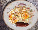 Foto del paso 6 de la receta: Huevos fritos con tocino de jamón, ajos y chorizo picante
