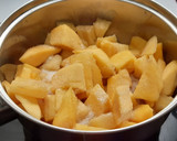 Foto del paso 1 de la receta: Triángulos de hojaldre con piña y mango
