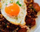 🌲 Pirított lencse fokhagymával, kolbásszal és tükörtojással 🥘 recept fázis 4 fotója
