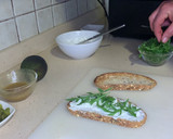 Foto del paso 3 de la receta: Tosta de salmón, aguacate y queso crema