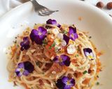 Foto del passaggio 10 della ricetta Spaghetti profumati all' arancia con violette eduli