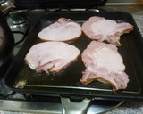 Foto del paso 4 de la receta: Cena rápida de chuletas de Sajonia con tomate y pimientos