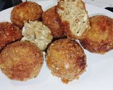 A picture of step 5 of Egg Chicken balls.