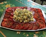 Une image de l'étape 11 de Salade de tomates aux pommes anciennes, oignon rouge et roquefort.