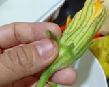 Hình bước làm 1 của món Bông bí nhồi tôm thịt chiên giòn