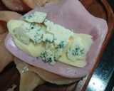 Foto do passo 2 de Frango recheado com queijo azul e presunto