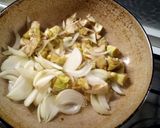 Foto del passaggio 7 della ricetta Frittata di carciofi cipolla e patate fritte