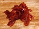 Ensalada de hummus, pimientos asados y anchoas