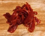Foto del paso 2 de la receta: Ensalada de hummus, pimientos asados y anchoas