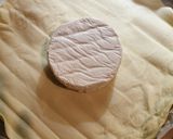 Une image de l'étape 1 de Camembert fondu au lard et œufs brouillés.