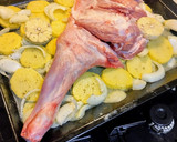 Foto del paso 4 de la receta: Paletilla de cordero al horno con patatas y cebolla