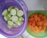 Foto langkah ke 1 dari resep Sayur Bening (Oyong,Soun,Wortel).