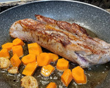 Foto del paso 2 de la receta: Solomillo en salsa con champiñones, puré de patata y compota de pera