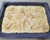 Foto del paso 3 de la receta: Coca de cebolla y piñones