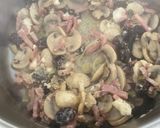 Foto del paso 4 de la receta: Nidos con salsa cremosa (Bolós), champiñones, bacon, pasas, feta y alcaparras …
