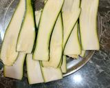Foto del passaggio 1 della ricetta Penne rigate alle zucchine e squacquerone