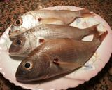 Foto del paso 1 de la receta Besugo de bajura a la espalda, con ajos fritos