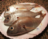 Foto del paso 1 de la receta: Besugo de bajura a la espalda, con ajos fritos
