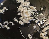 Foto del paso 2 de la receta: Pechuga de pollo con salsa de ajo y pimienta negra