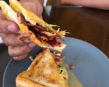 Foto langkah ke 6 dari resep Cheesy Beef Sandwich.