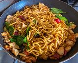 รูปขั้นตอนการทำที่ 6 ของ บะหมี่เหลืองไก่ผัดพริกเผา