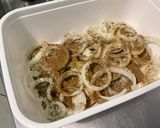 Une image de l'étape 4 de Oignons croustillants marinés épicés grillés.