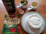 Botana de queso panela con aceitunas y tomates deshidratados