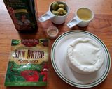 Foto del paso 1 de la receta: Botana de queso panela con aceitunas y tomates deshidratados