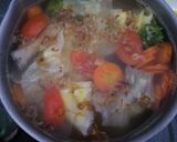 Foto langkah ke 4 dari resep Sup Ceker Kembang Waru Praktis.