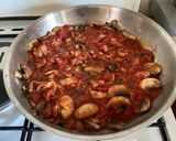 Une image de l'étape 2 de Des pâtes aux champignons et lardons à la sauce tomates.