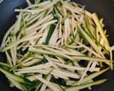 Foto del passaggio 3 della ricetta Noodles al tofu e zucchine sweet chili🥰