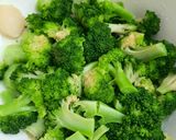 Foto langkah ke 3 dari resep Cah Brokoli Wortel Bawang Putih.
