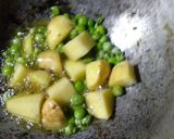 মটরশুঁটি আর আলু দিয়ে ডিমের ঝোল (matarshuti are alu diye dimer jhol recipe in Bengali) রেসিপি ধাপ - 2 ছবি