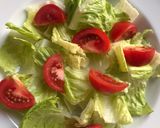 Foto del paso 2 de la receta: Ensalada verde rápida con jitomate, pepino y pechuga de pavo