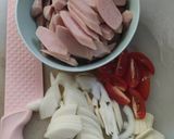 Foto langkah ke 1 dari resep Tumis Sosis Bawang Bombay.