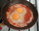 Foto del paso 3 de la receta: Huevos fritos con salsa roja picosita.ॐ