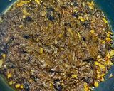 Foto del paso 1 de la receta: Revuelto de morcilla de León con sofrito de cebolla y pasas sobre cama de patatas paja