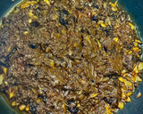 Foto del paso 1 de la receta: Revuelto de morcilla de León con sofrito de cebolla y pasas sobre cama de patatas paja