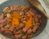 Foto del paso 3 de la receta: Salchichas frescas con champiñones al curry