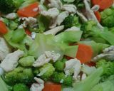 รูปขั้นตอนการทำที่ 3 ของ ผัดบรอกโคลีแครอทไก่