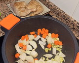 Foto del paso 1 de la receta: Pollo estofado con chocolate y yuca
