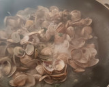 Foto del paso 5 de la receta: Chirlas al ajillo