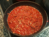Ñoquis caseros con tomate y carne con queso parmesano