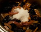 Foto del paso 18 de la receta: Lomo de cordero, con cebollas caramelizda, cirulas, pasas y crujiente de almendras