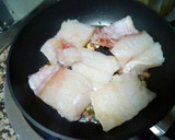 Foto del paso 2 de la receta: Bacalao guisado con langostinos, ajetes y jamón