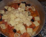Foto del passaggio 3 della ricetta Calamarata con spada datterino giallo olive capperi e menta