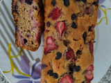 Budín de harina integral con banana y frutos rojos