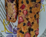 Foto del paso 6 de la receta: Budín de harina integral con banana y frutos rojos