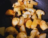 A picture of step 3 of Phulkopir Aloo Dalna.